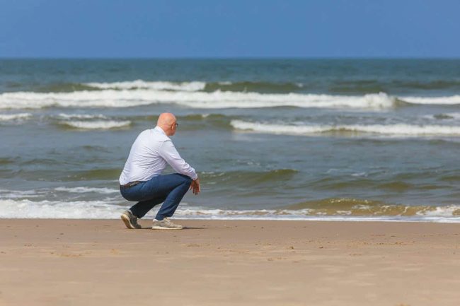 Stembevrijder kijkt uit over de zee