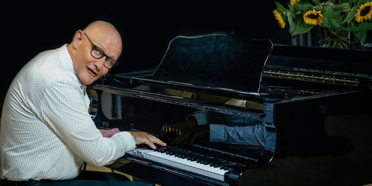Stembevrijder Lambert speelt piano