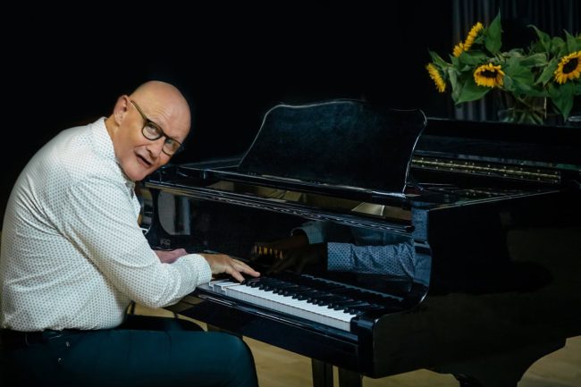 Stembevrijder Lambert speelt piano