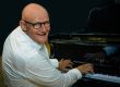 Stembevrijder lambert speelt piano