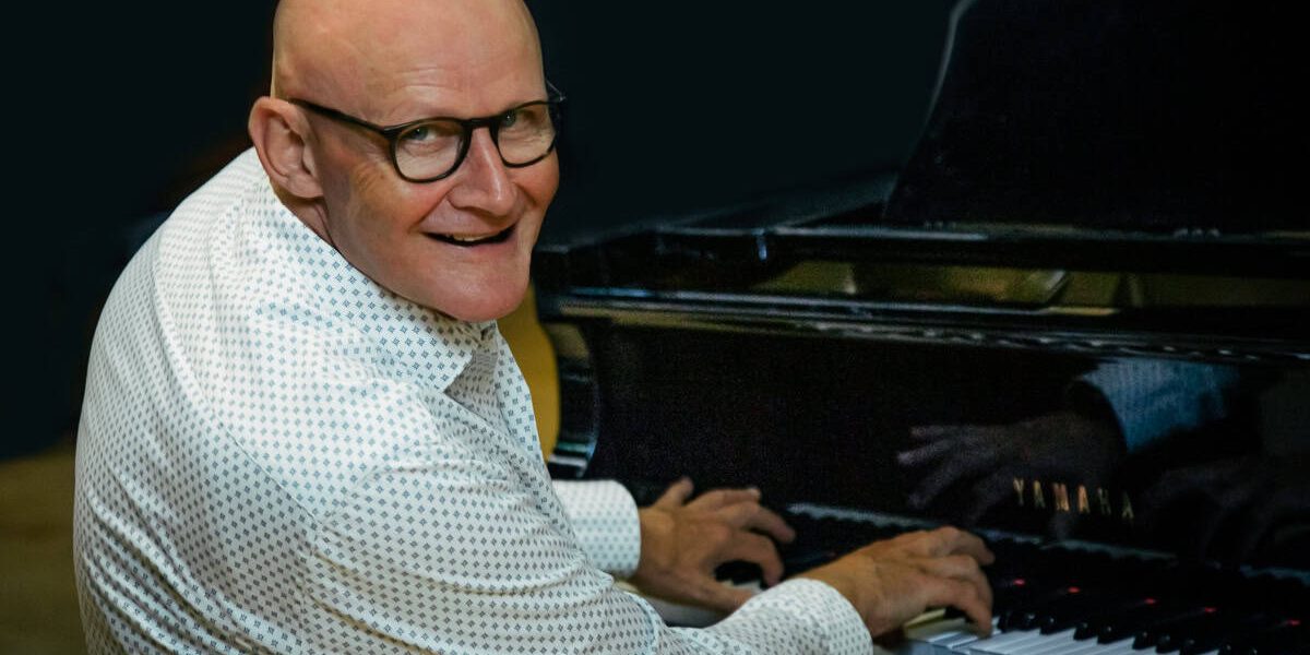 Stembevrijder lambert speelt piano