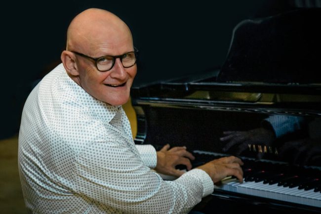 Stembevrijder lambert speelt piano