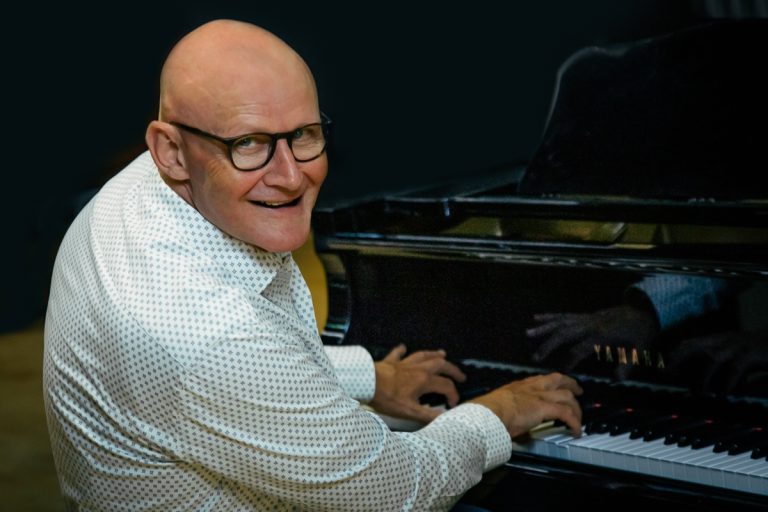 Stembevrijder lambert speelt piano