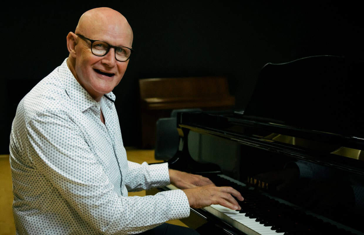 Lambert speelt piano