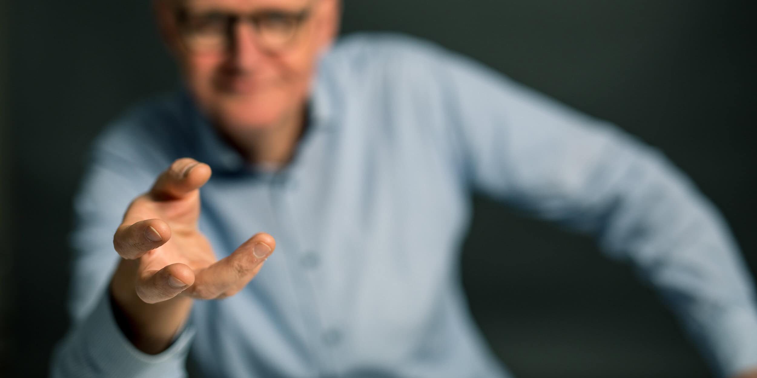 Stembevrijder en coach Lambert met hand