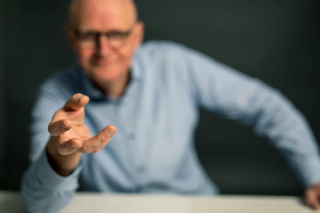 Stembevrijder en coach Lambert met hand