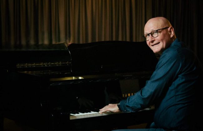 Stembevrijder Lambert aan de piano