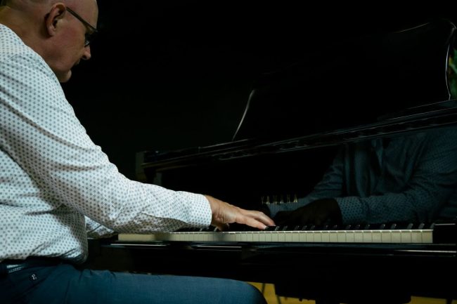 Stembevrijder speelt piano