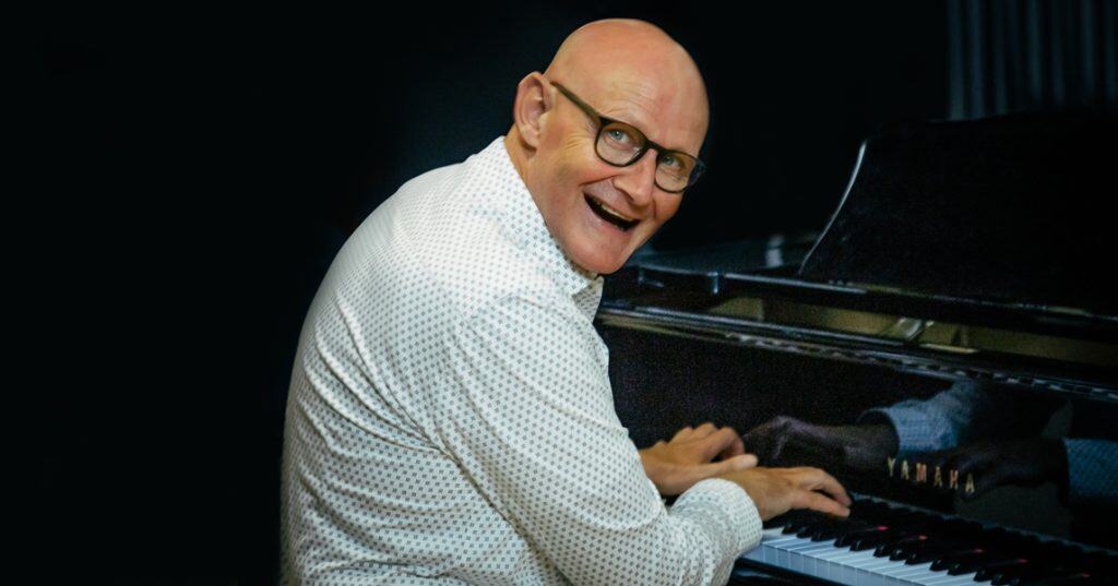 Zing vanuit je hart Stembevrijder Lambert achter de piano