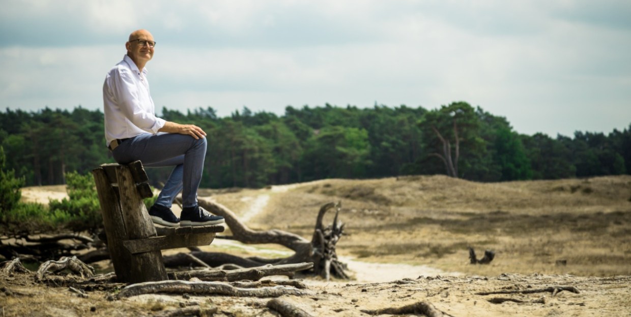 Lambert op bankje heide