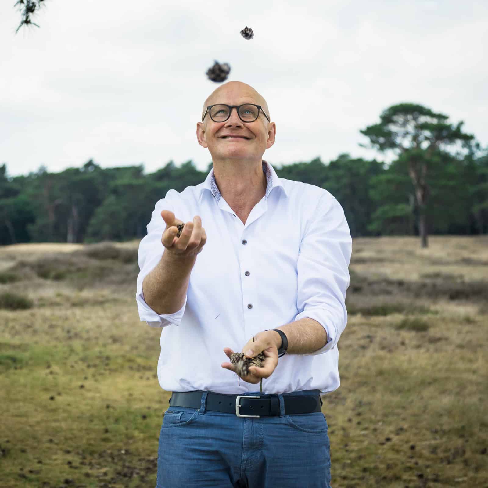 Alles is mogelijk Lambert jongleren met denneappels