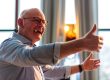 Stembevrijder Lambert bij een bedrijf met een zangworkshop