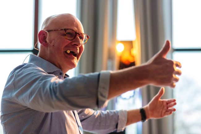 Stembevrijder Lambert bij een bedrijf met een zangworkshop