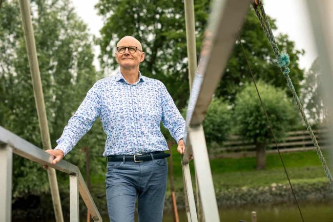 Stembevrijder Lambert op een brug