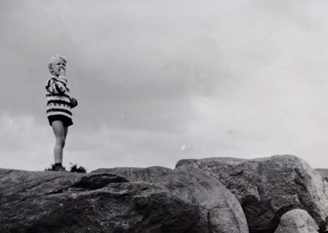 Stembevrijder Lambert als klein kind op een hunnebed