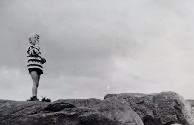 Stembevrijder Lambert als klein kind op een hunnebed