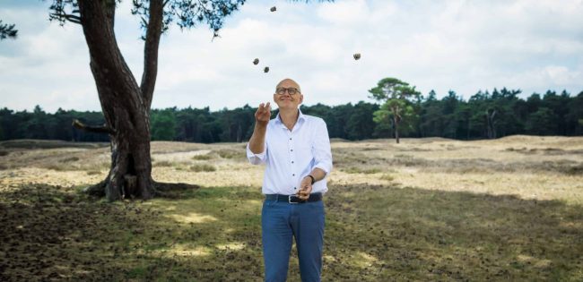 Stembevrijder, coach Lambert jongleert met denneappels