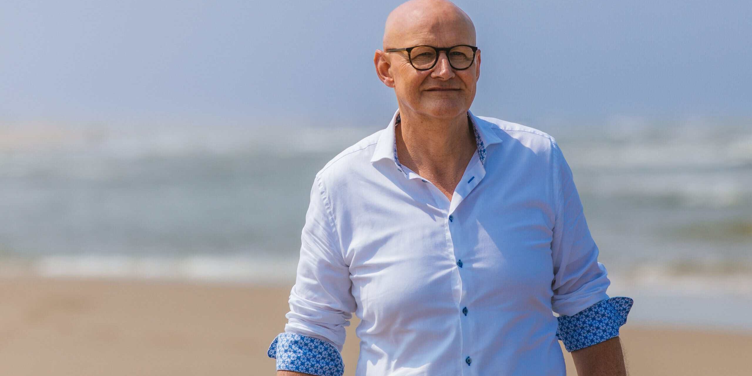 Stembevrijder Lambert aan het strand