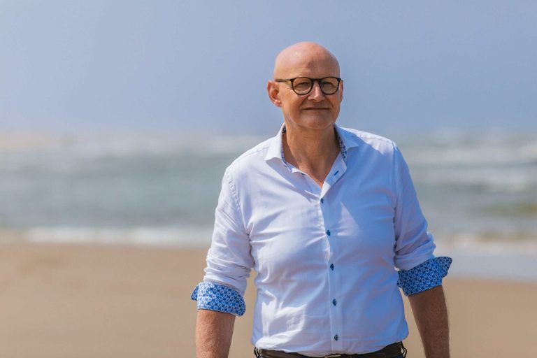 Stembevrijder Lambert aan het strand
