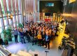 Groep enthousiaste deelnemers teambuilding