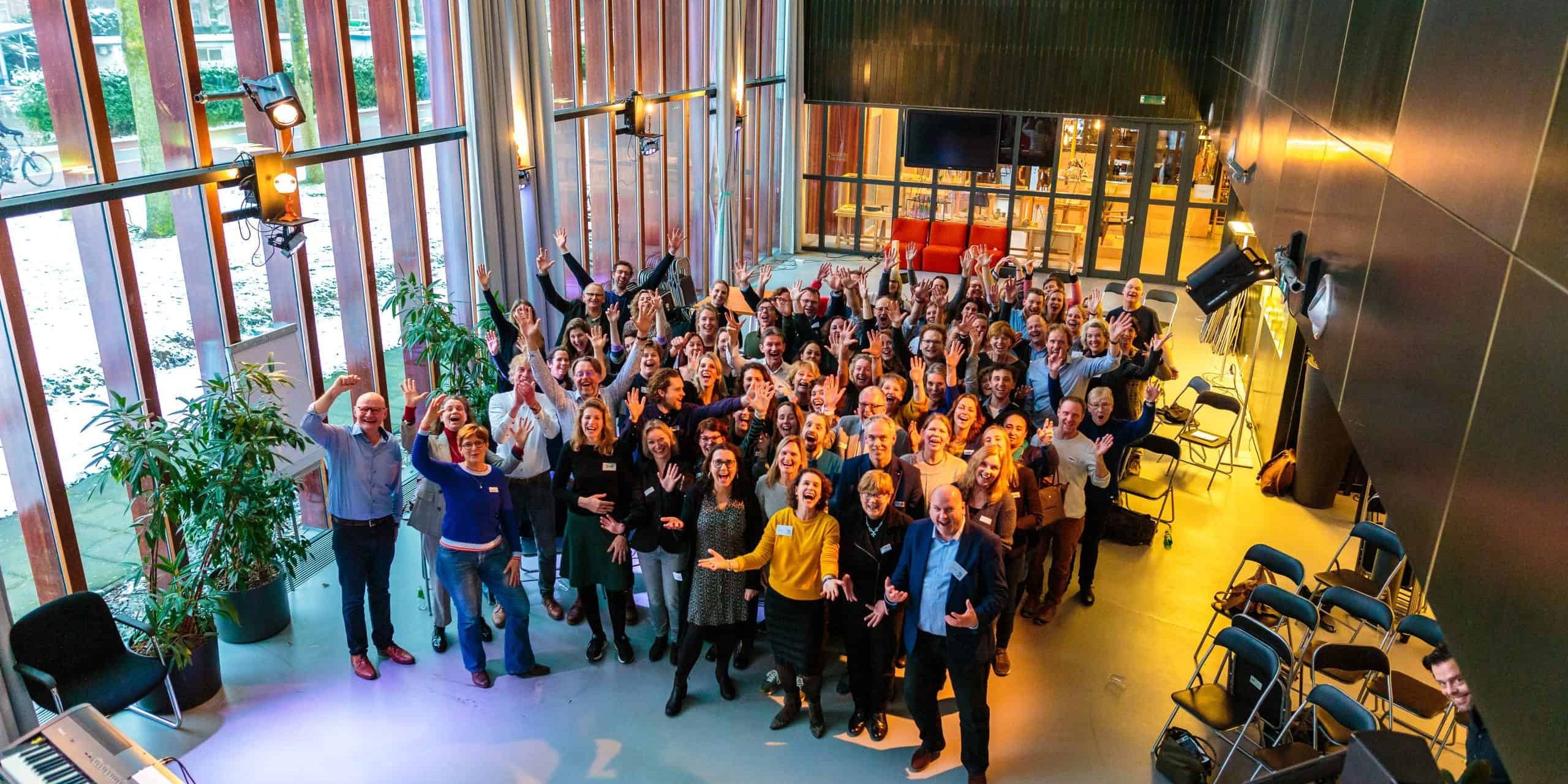 Groep enthousiaste deelnemers teambuilding