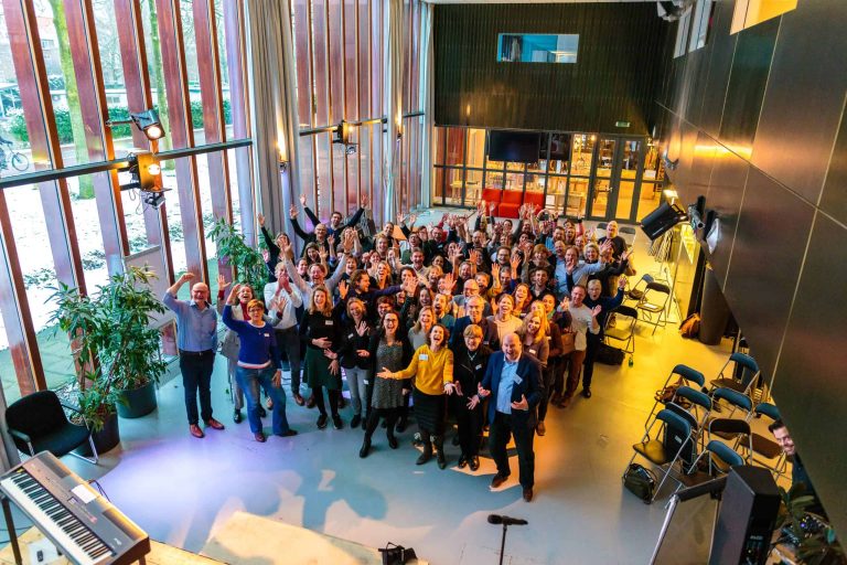 Groep enthousiaste deelnemers teambuilding