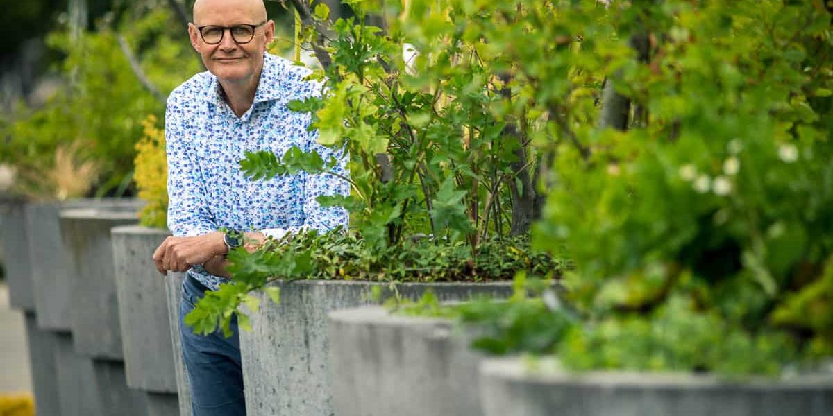 frionnet-20210714-6178-lage resolutie Stembevrijder Lambert achter een plant