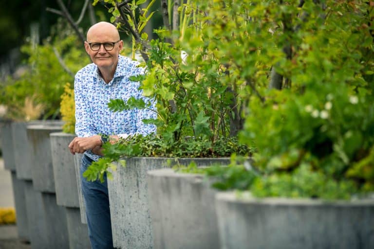 Stembevrijder Lambert achter een plant