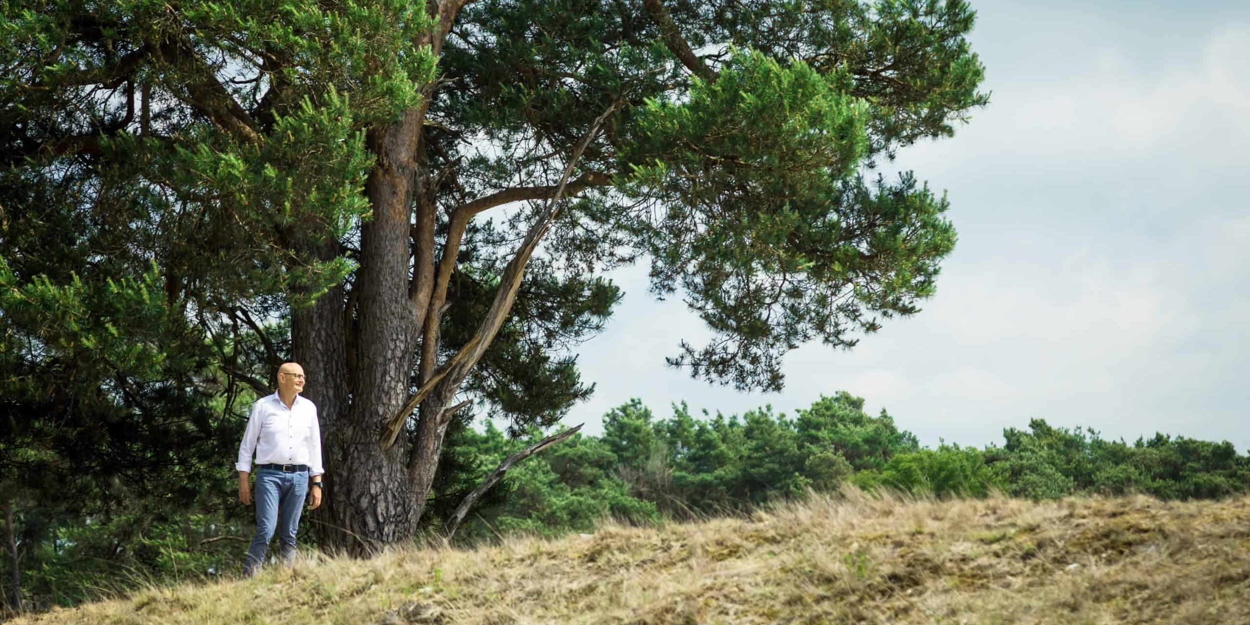 In je kracht staan Stembevrijder Lambert naast grote boom
