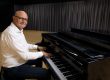 Stembevrijder Lambert speelt piano