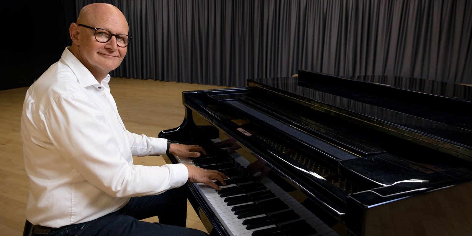 Lambert piano Stembevrijder Lambert speelt piano