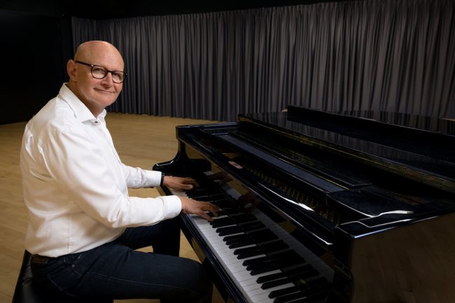 Stembevrijder Lambert speelt piano
