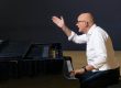 Stembevrijder Lambert speelt piano en dirigeert koor