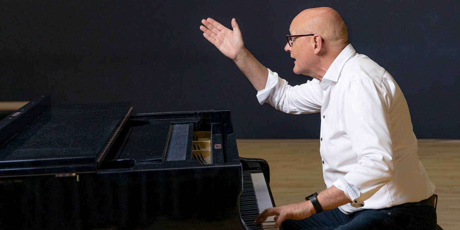 frionnet-20260528-2081-lr Stembevrijder Lambert speelt piano en dirigeert koor