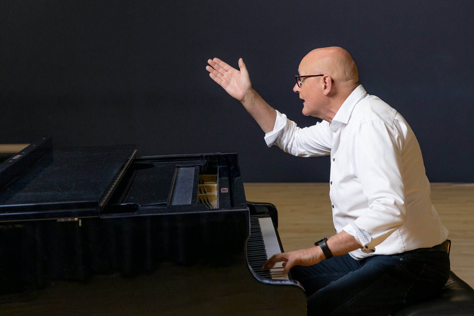 frionnet-20260528-2081-lr Stembevrijder Lambert speelt piano en dirigeert koor