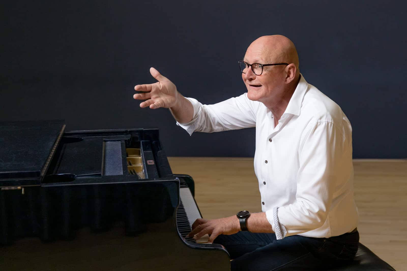 frionnet-20260528-2094-lr Stembevrijder Lambert speelt piano en dirigeert tijdens teambuilding