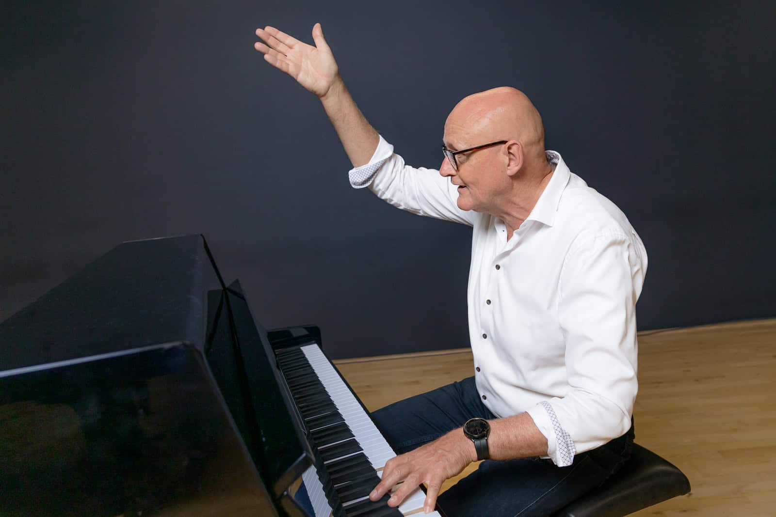 frionnet-20260528-2130-lr Stembevrijder Lambert speelt piano en dirigeert tijdens een workshop