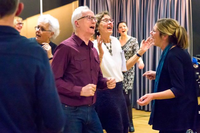 Groep zingende mensen
