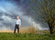 Stembevrijder Lambert in natuur met donkere lucht