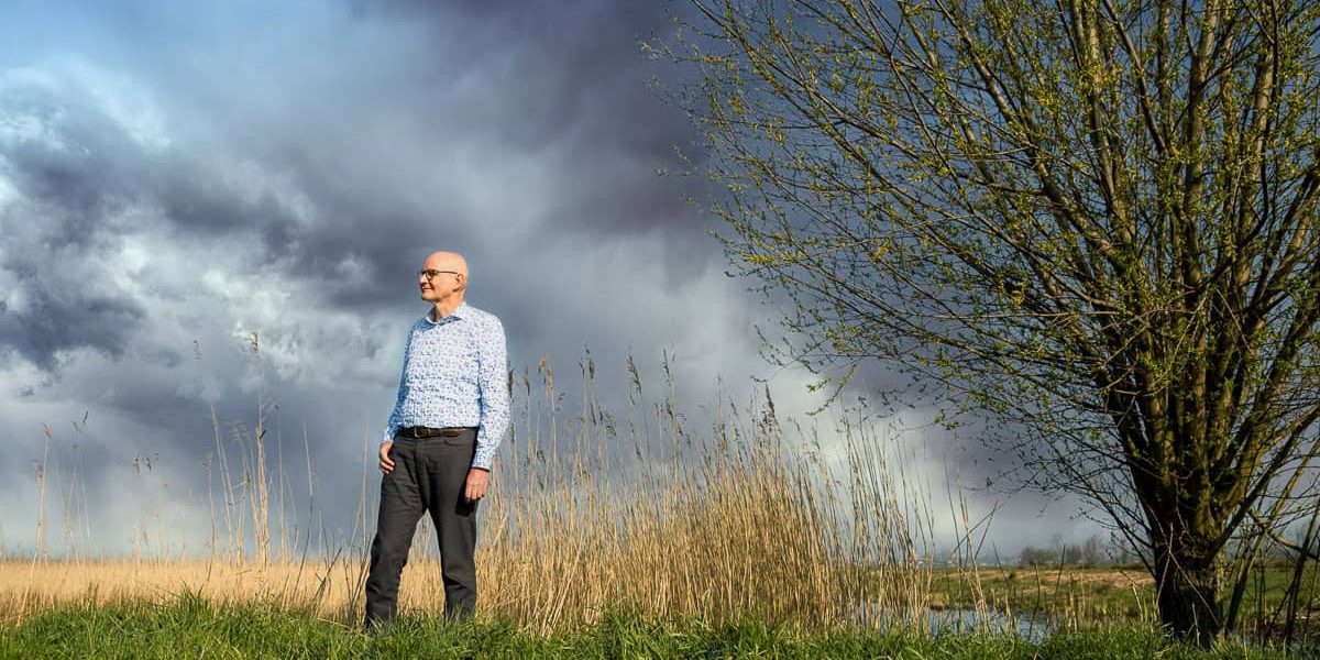 Stembevrijder Lambert in natuur met donkere lucht