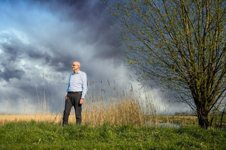 Stembevrijder Lambert in natuur met donkere lucht