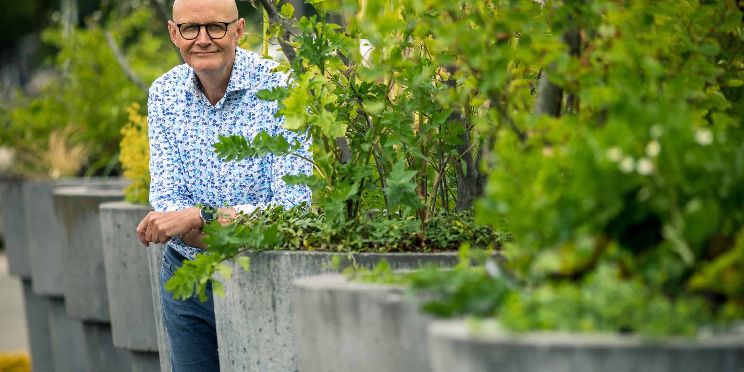 Lambert achter plantenbak