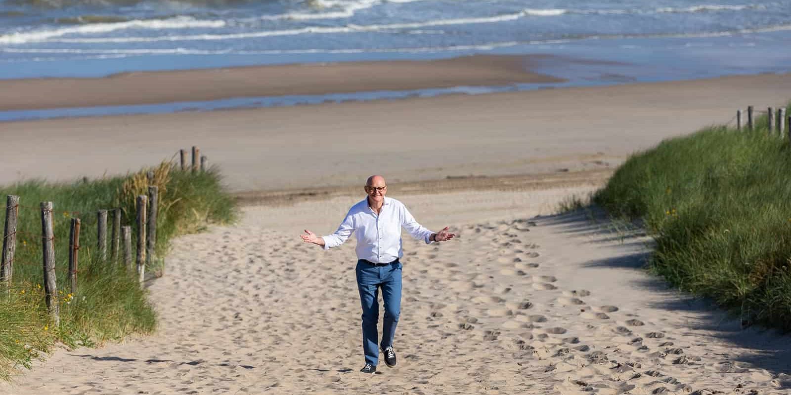Stembevrijder Lambert op het strand