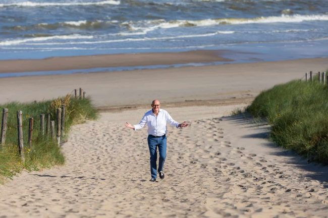 Stembevrijder Lambert op het strand