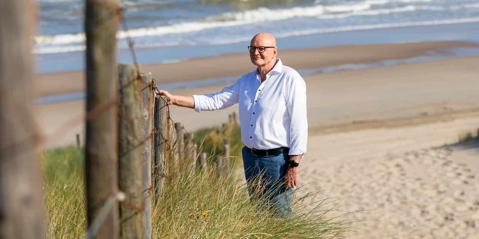 frionnet-20260703-8699-lr Stembevrijder Lambert staat bij een hek aan het strand