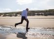 Stembevrijder Lambert springt over waterstroompje strand