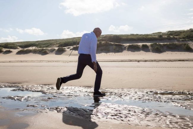 Stembevrijder Lambert springt over waterstroompje strand