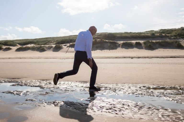 Stembevrijder Lambert springt over waterstroompje strand
