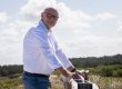Stembevrijjder Lambert kijkt uit over de duinen