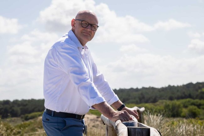Stembevrijjder Lambert kijkt uit over de duinen